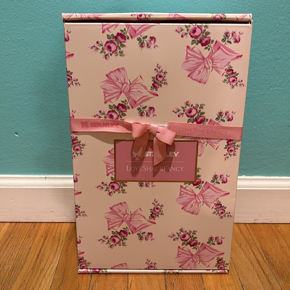 🎉sale🎉NIB Stanley x LoveShackFancy Rosa Beaux holiday 40 oz pink tumbler - Picture 6 of 7